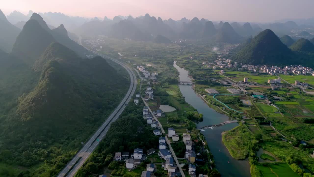 桂林喀斯特山水中穿行的高速公路视频素材