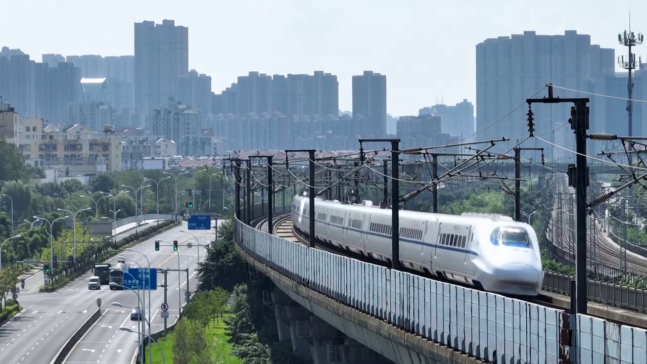 江苏省无锡市城际高铁沪宁铁路线高铁行驶画面视频下载