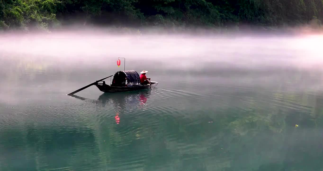 雾漫小东江-渔民在晨雾中划船撒网捕鱼视频下载