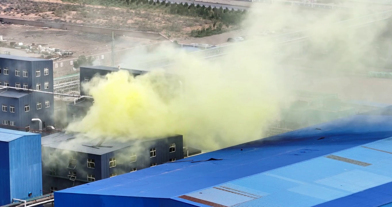 航拍化工厂爆炸排放的黄色有毒气体烟雾视频下载