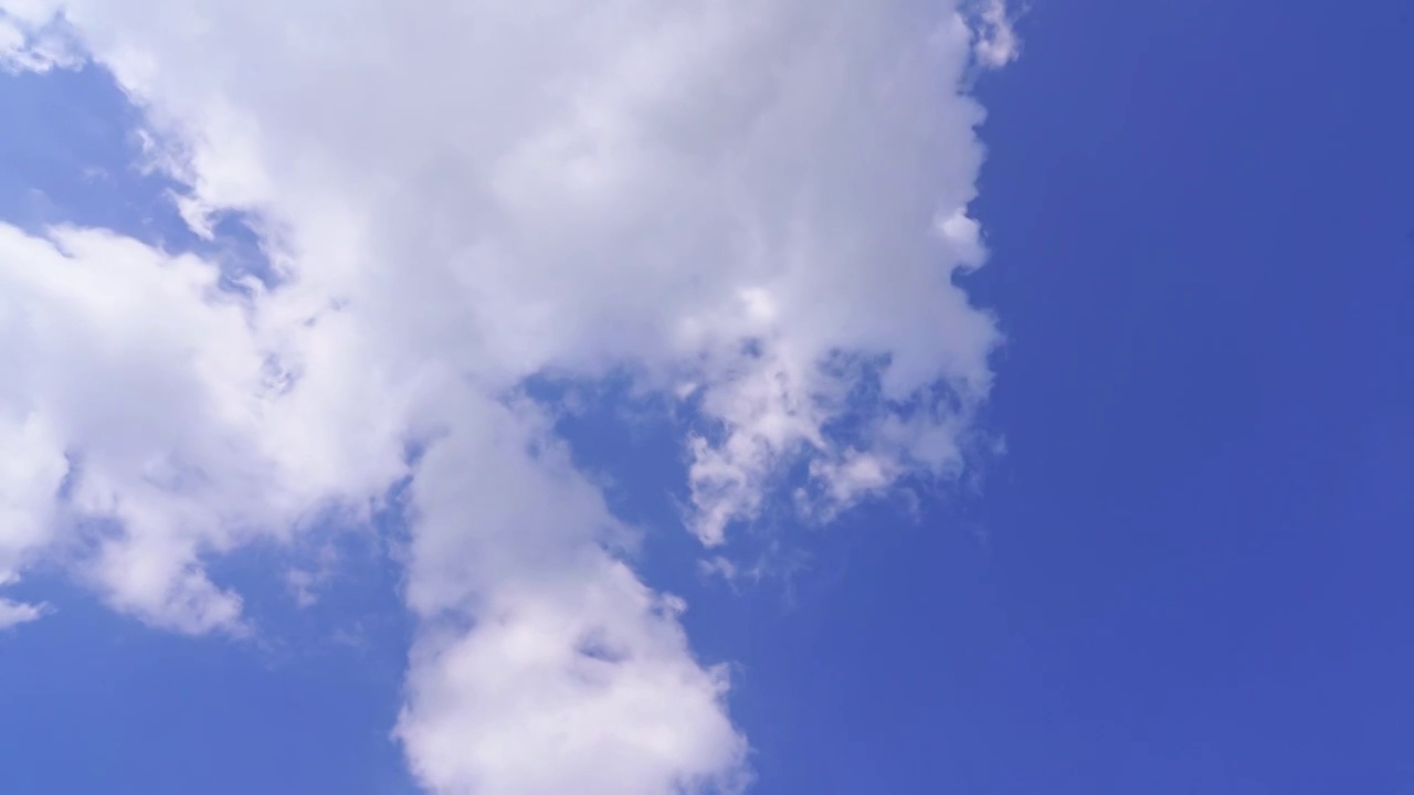 夏天天空中的蓝天白云空镜视频素材