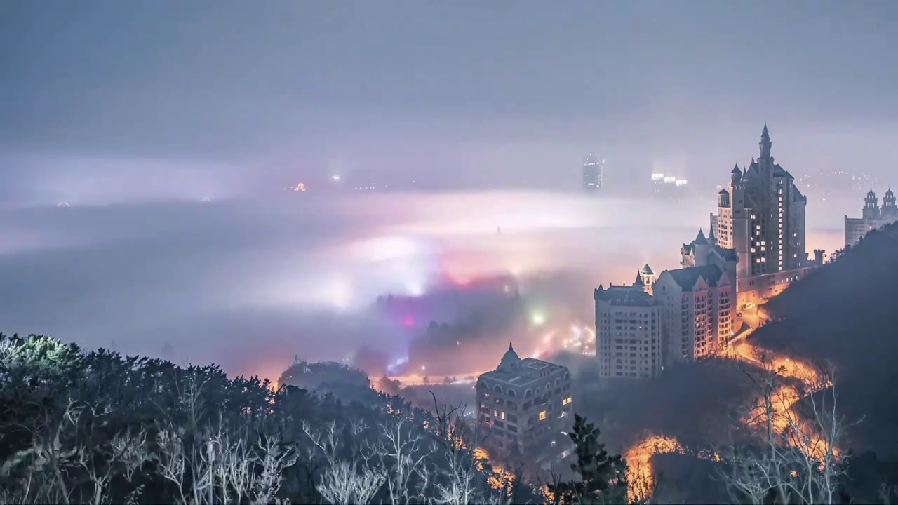 中国辽宁大连夜晚星海湾平流雾视频下载