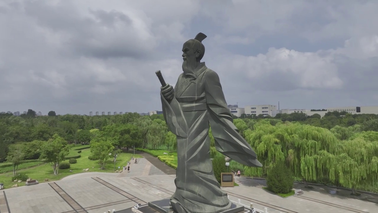 中国山东淄博市临淄区太公湖齐祖广场姜子牙雕塑视频下载