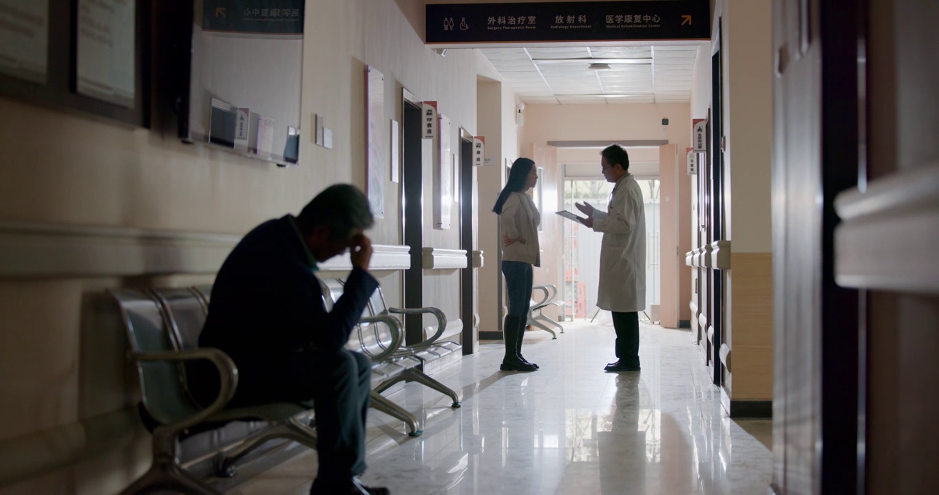医院走廊上医生和病人家属视频下载