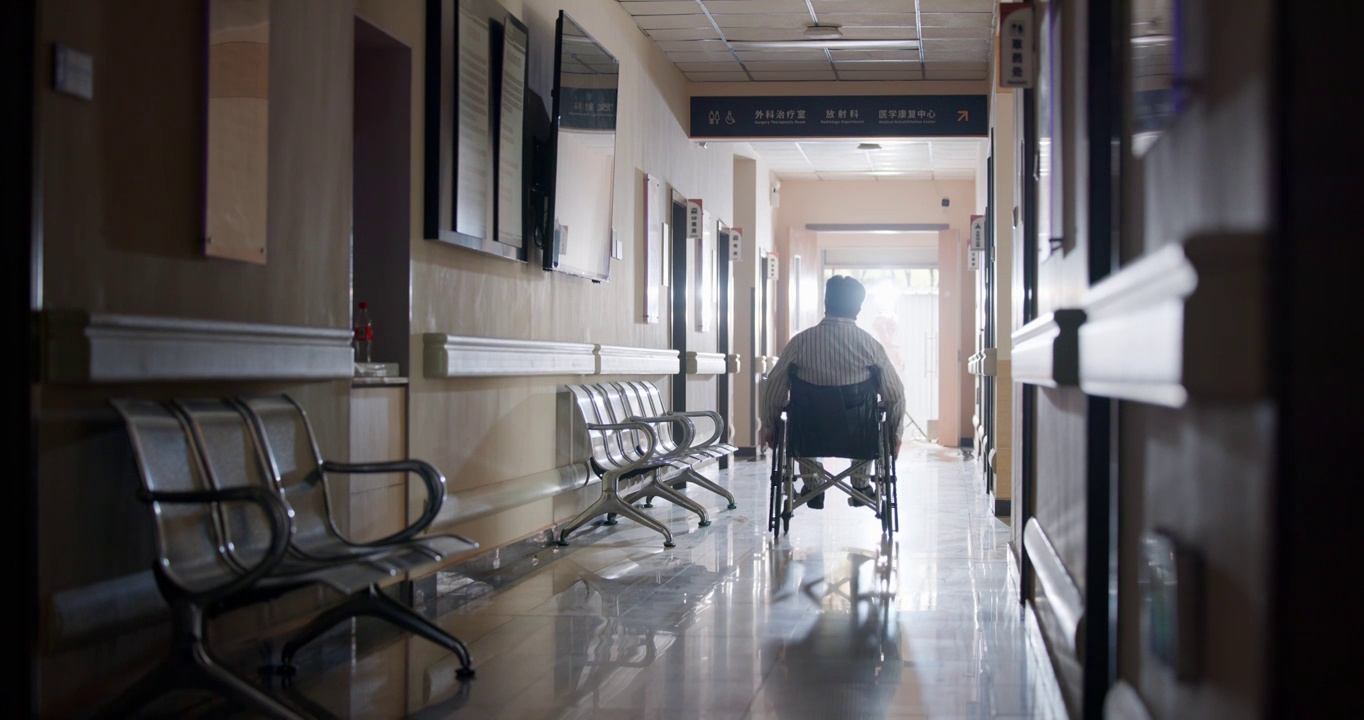 走廊内坐在轮椅上的老人视频下载