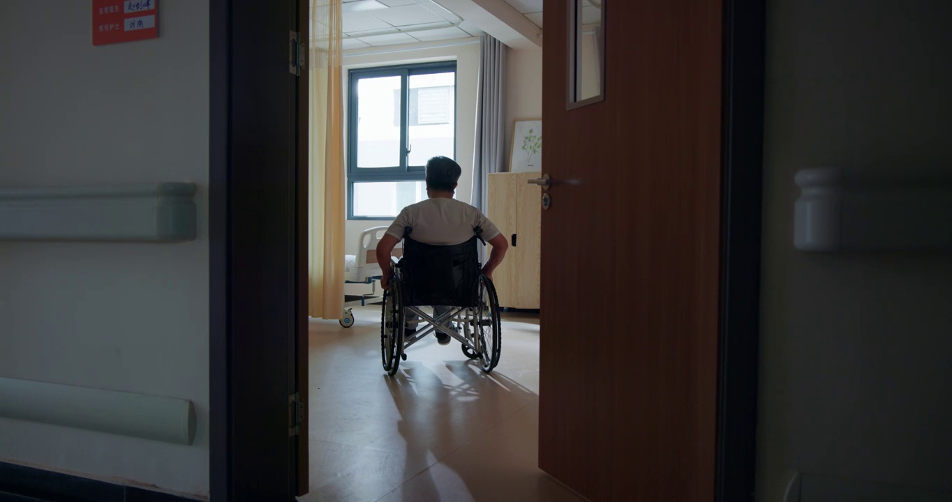 病房内坐在轮椅上的老人视频下载