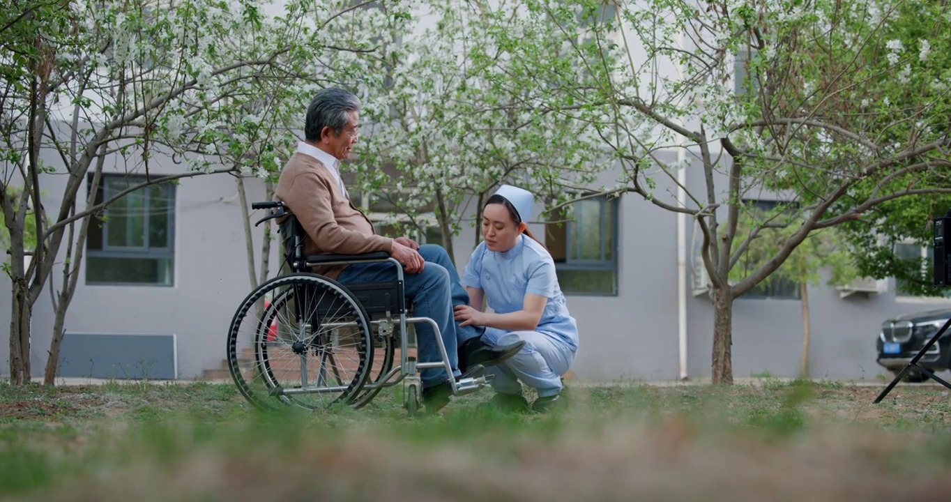 护士为坐轮椅的老人按摩双腿视频下载