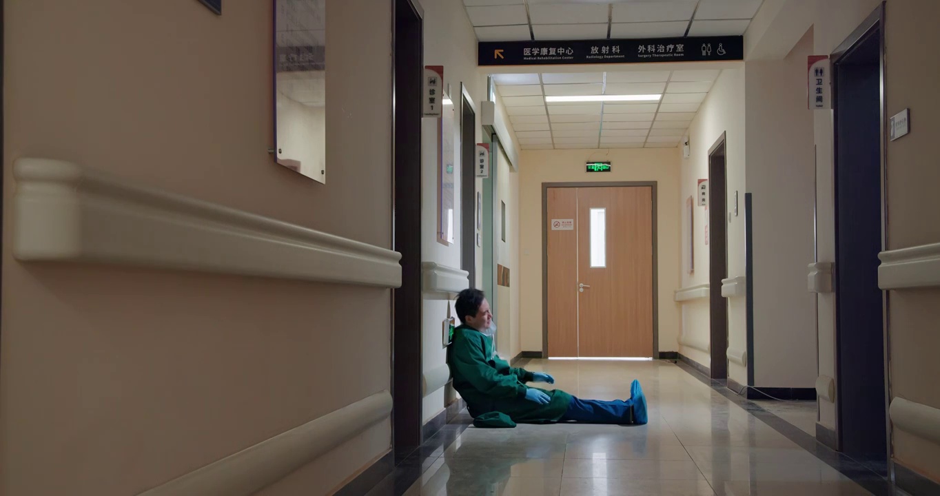 走廊里疲惫的中年男医生视频下载