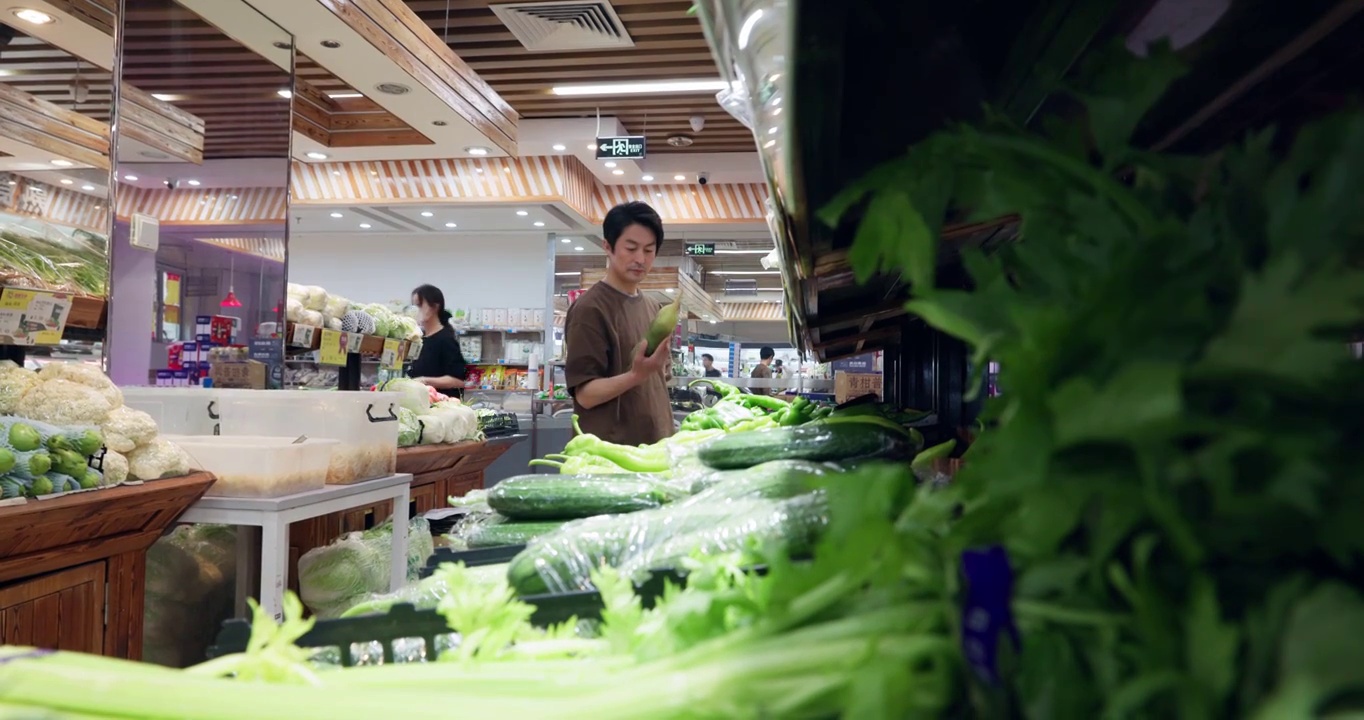 中年男性在超市选购蔬菜视频素材