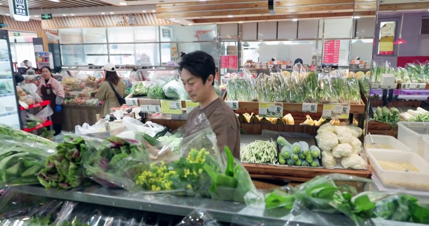 中年男性在超市选购蔬菜视频素材