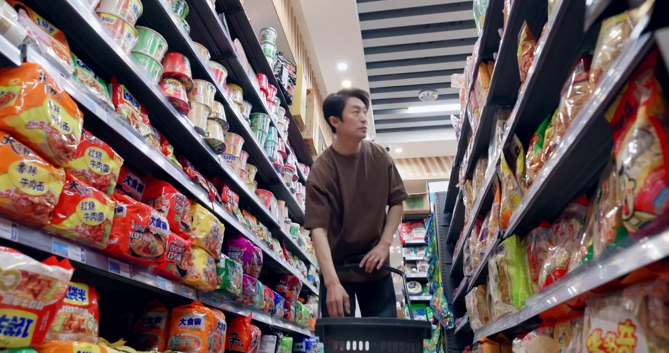 中年男性在超市购物视频下载