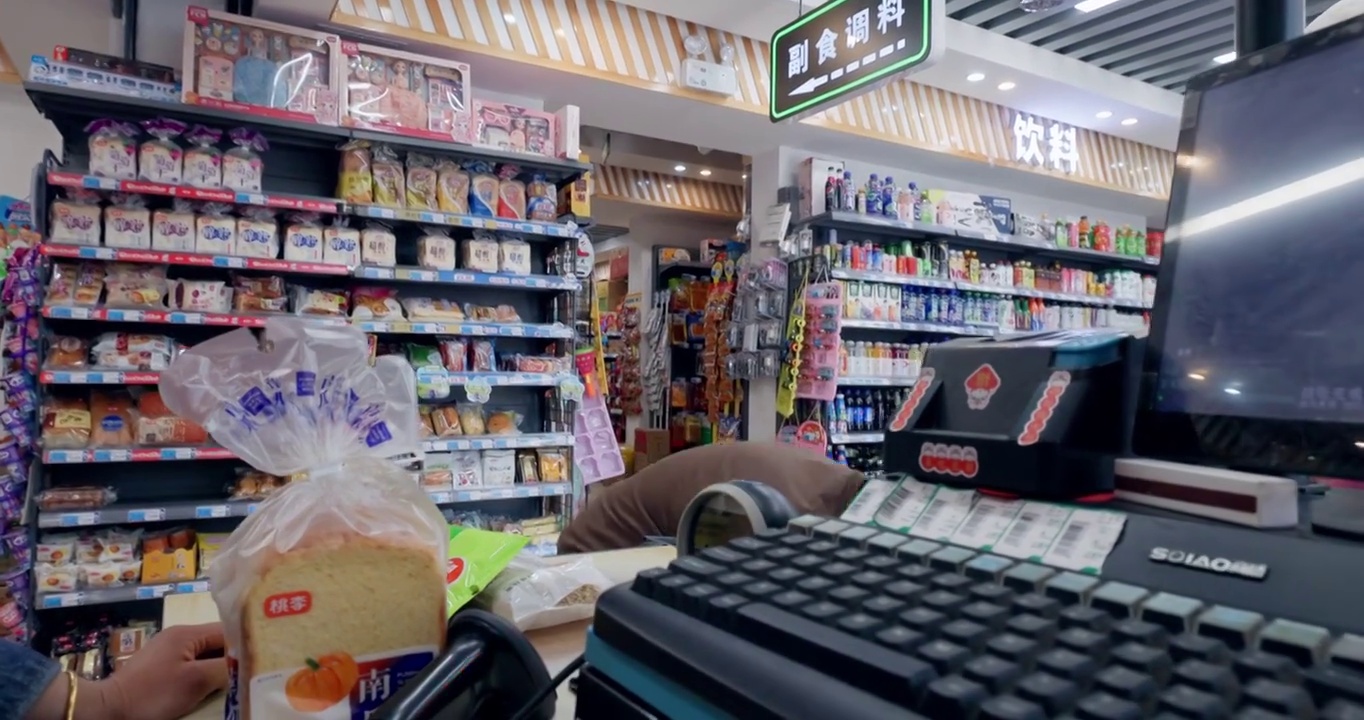 中年男性在超市购物视频素材