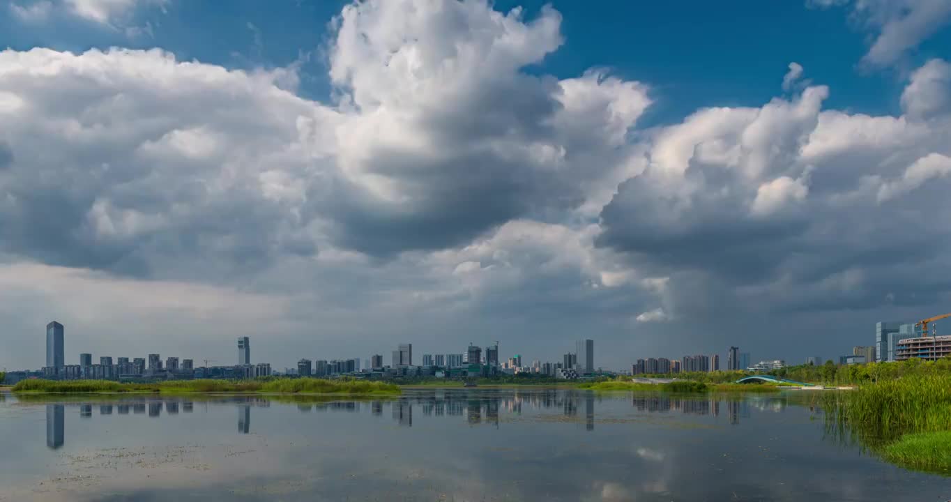 成都天府新区兴隆湖，高楼林立，多云天气视频下载