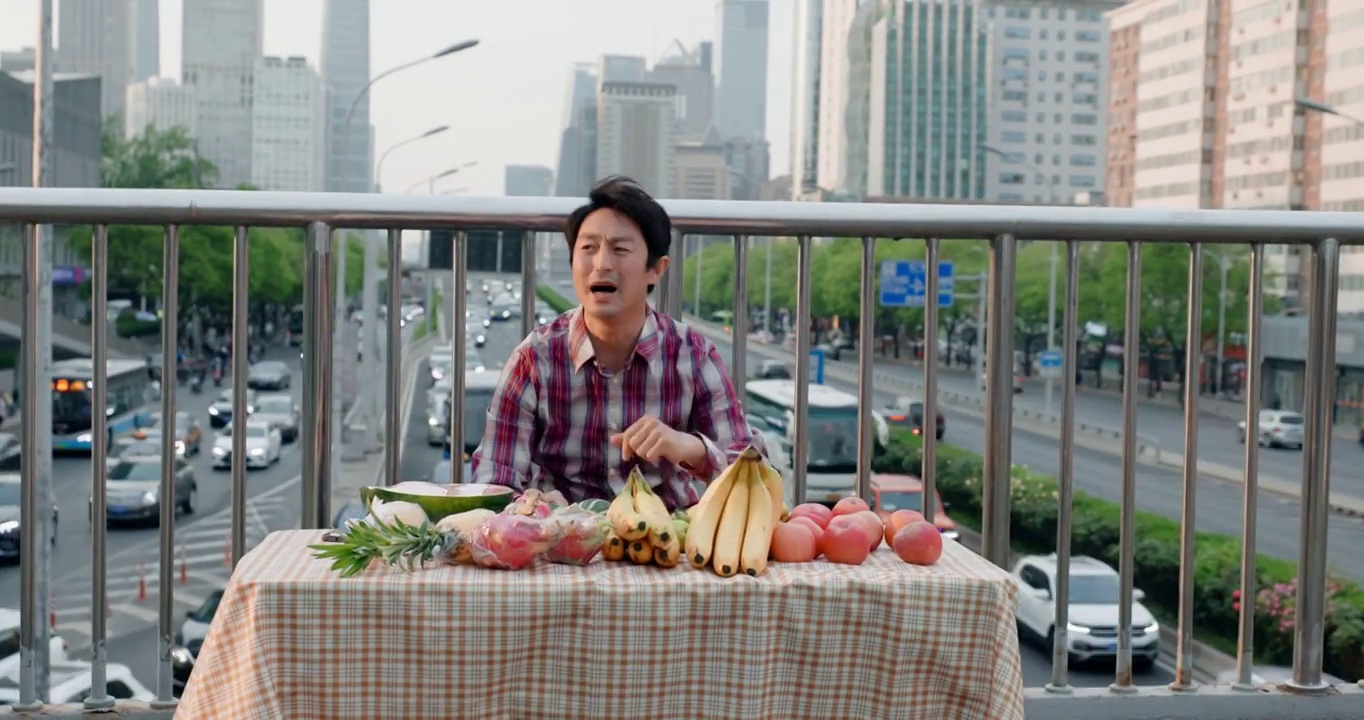 北京街头卖水果的中年男士视频素材