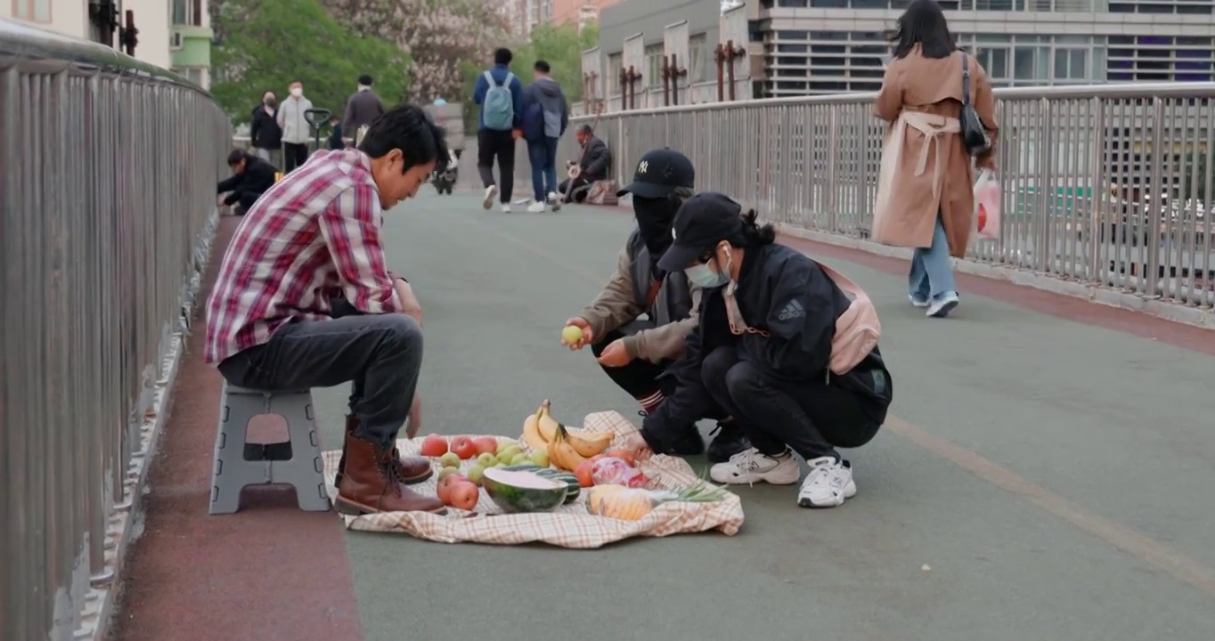 北京街头卖水果的中年男士视频素材