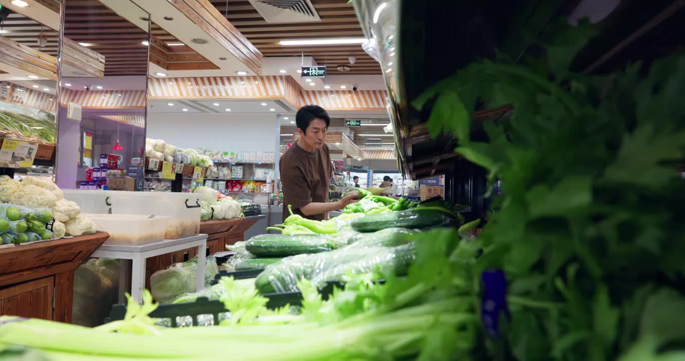 中年男性在超市购物视频素材