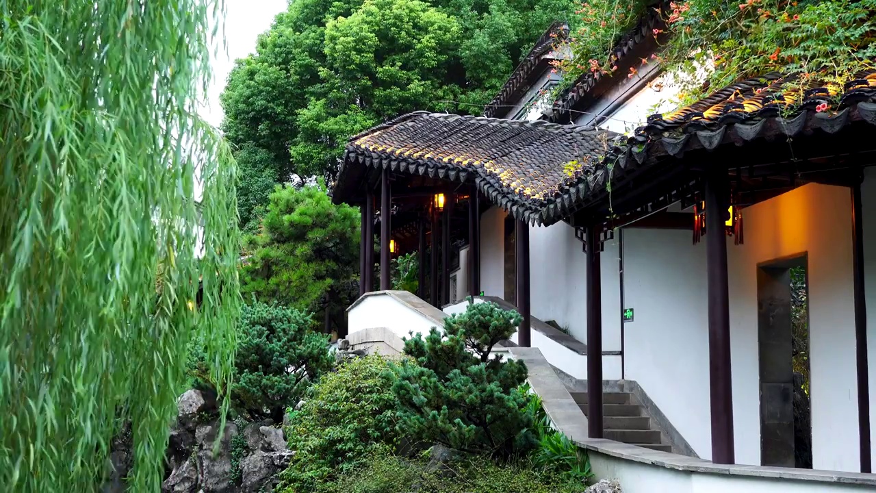 中国明代古典园林、“江南四大名园”之一，南京瞻园中式传统园林庭院的风光视频素材