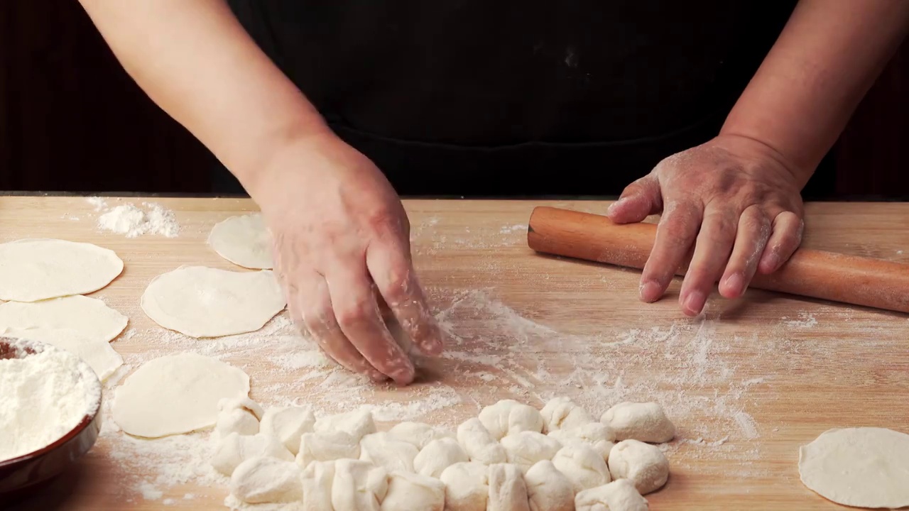 中餐饺子皮制作过程视频下载