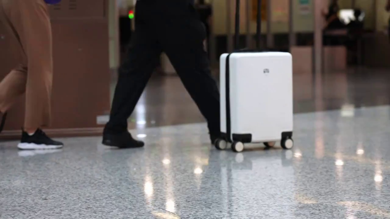 飞机场航空旅行情侣行李箱出行脚步慢镜头空镜视频下载