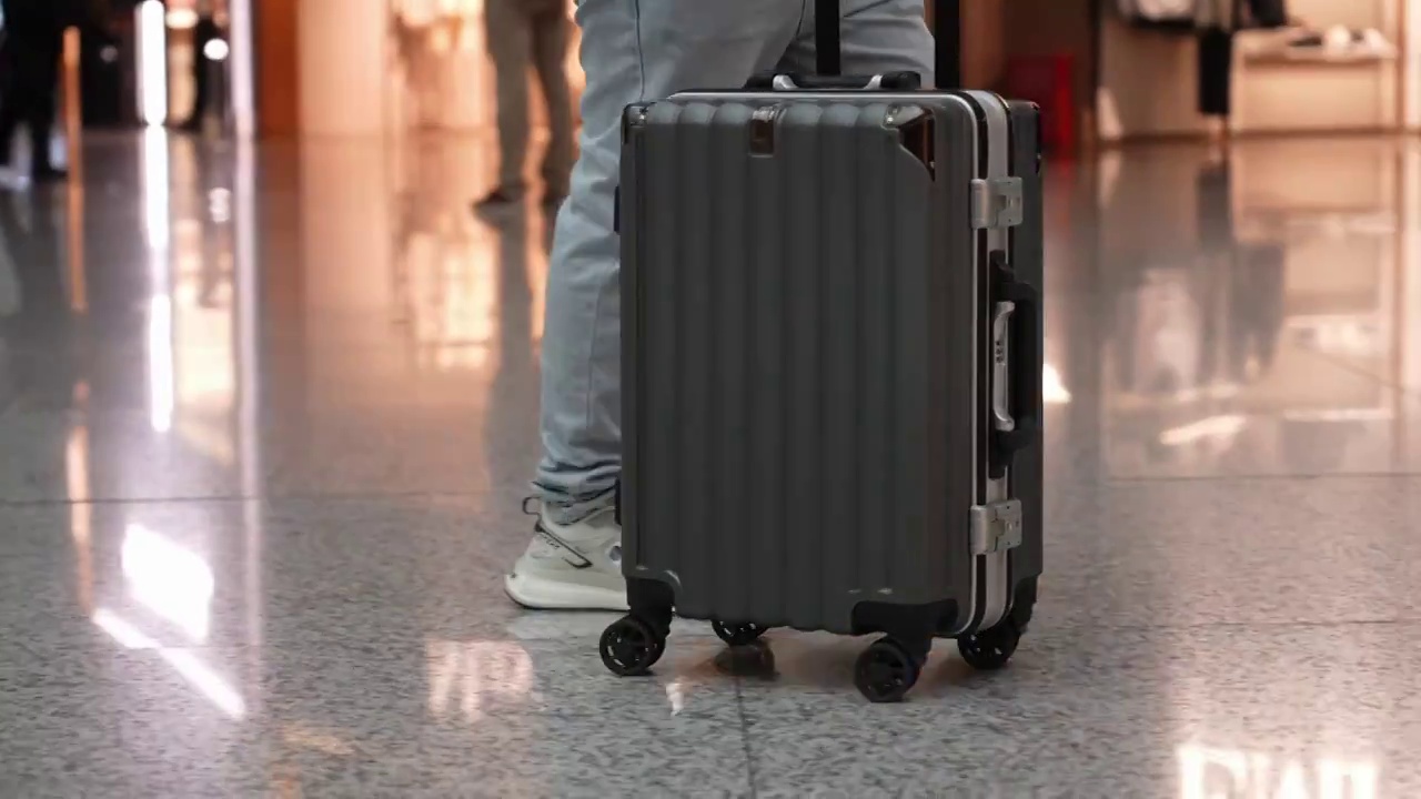 杭州萧山国际机场航空商务旅行，行李箱出行脚步慢镜头空镜视频下载