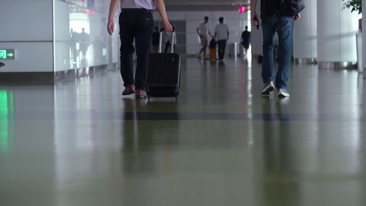 杭州萧山国际机场航空商务旅行，行李箱出行脚步慢镜头空镜视频下载