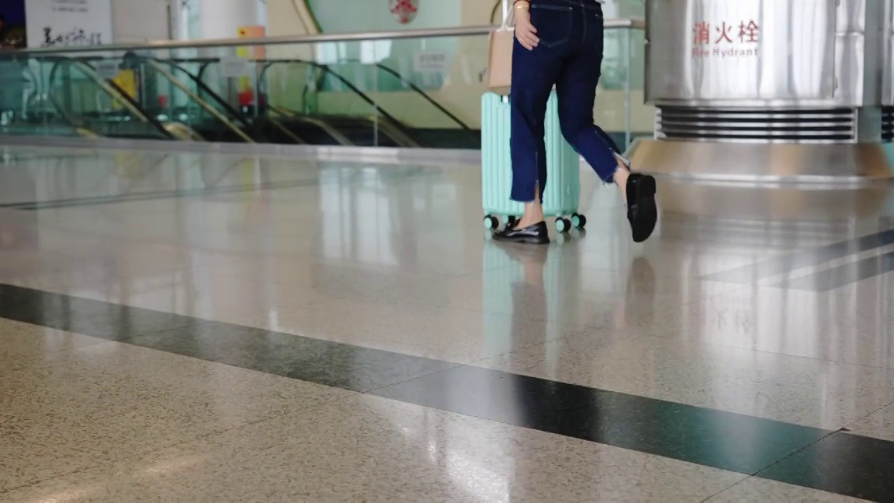 杭州萧山国际机场航空商务旅行，美女行李箱出行脚步慢镜头空镜视频下载