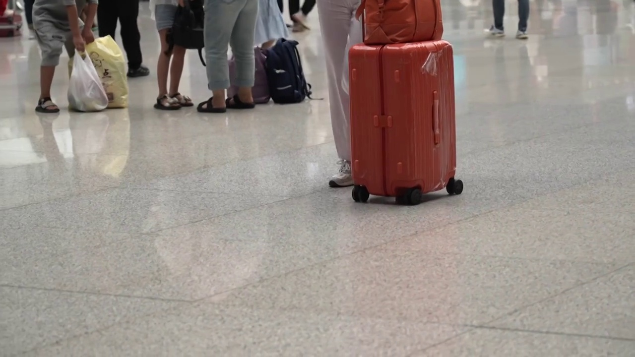 杭州萧山国际机场航空商务旅行，美女行李箱出行脚步慢镜头空镜视频下载