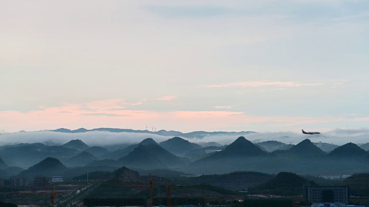 民航飞机穿过云雾中的喀斯特峰林视频下载