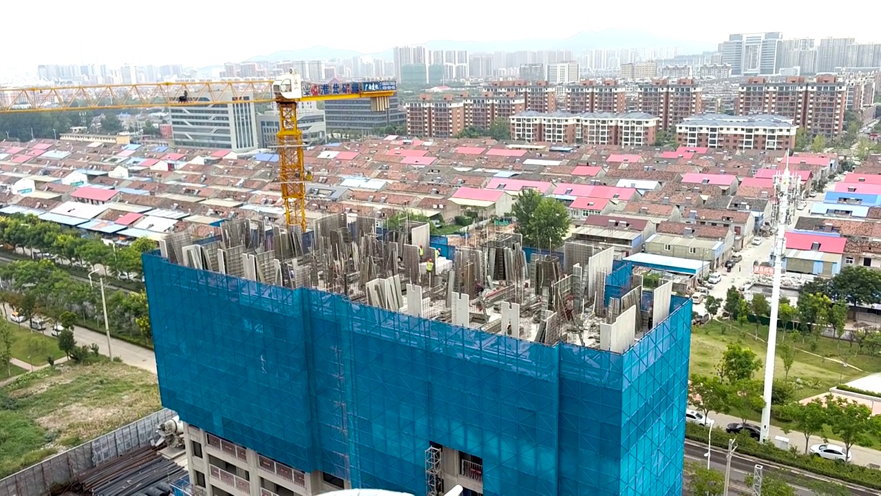 建筑工地楼房塔吊建筑工人视频下载