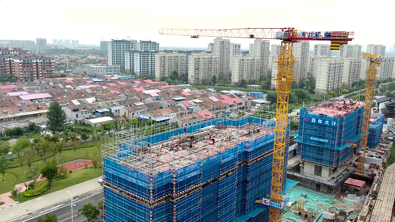 建筑工地楼房塔吊建筑工人视频下载