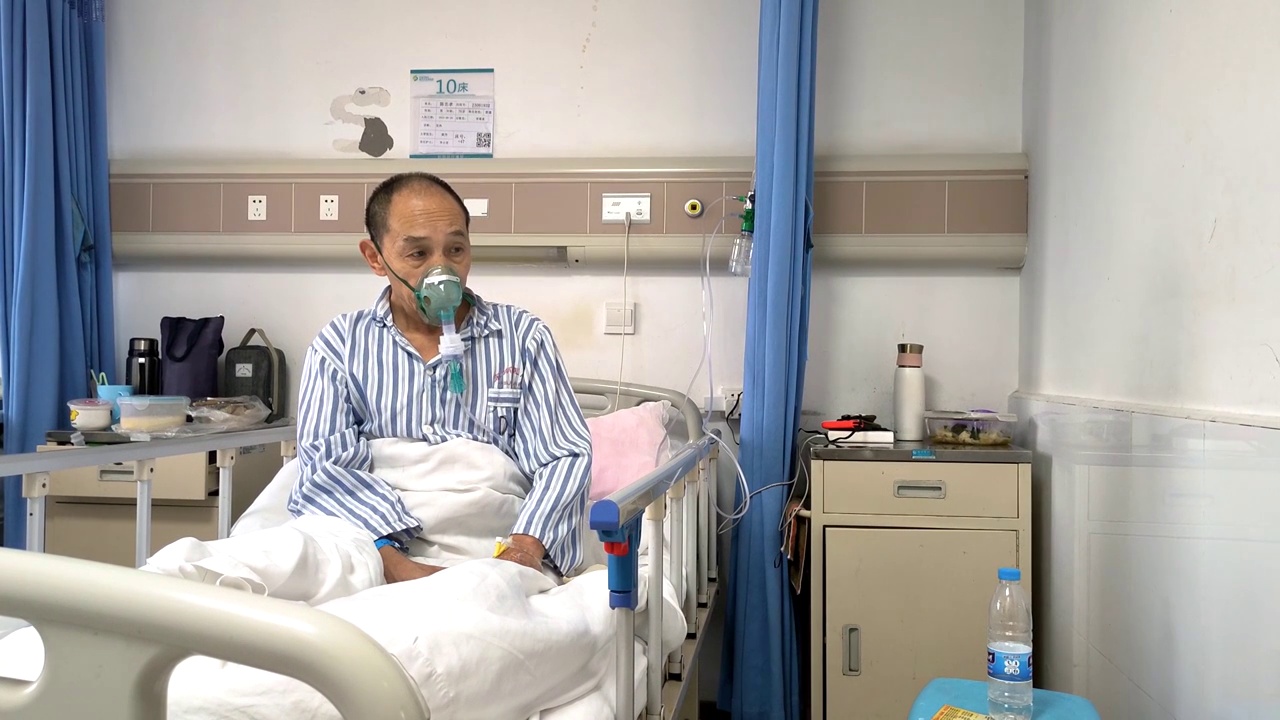 人像医疗：在病房病床上进行雾化治疗的老人视频素材