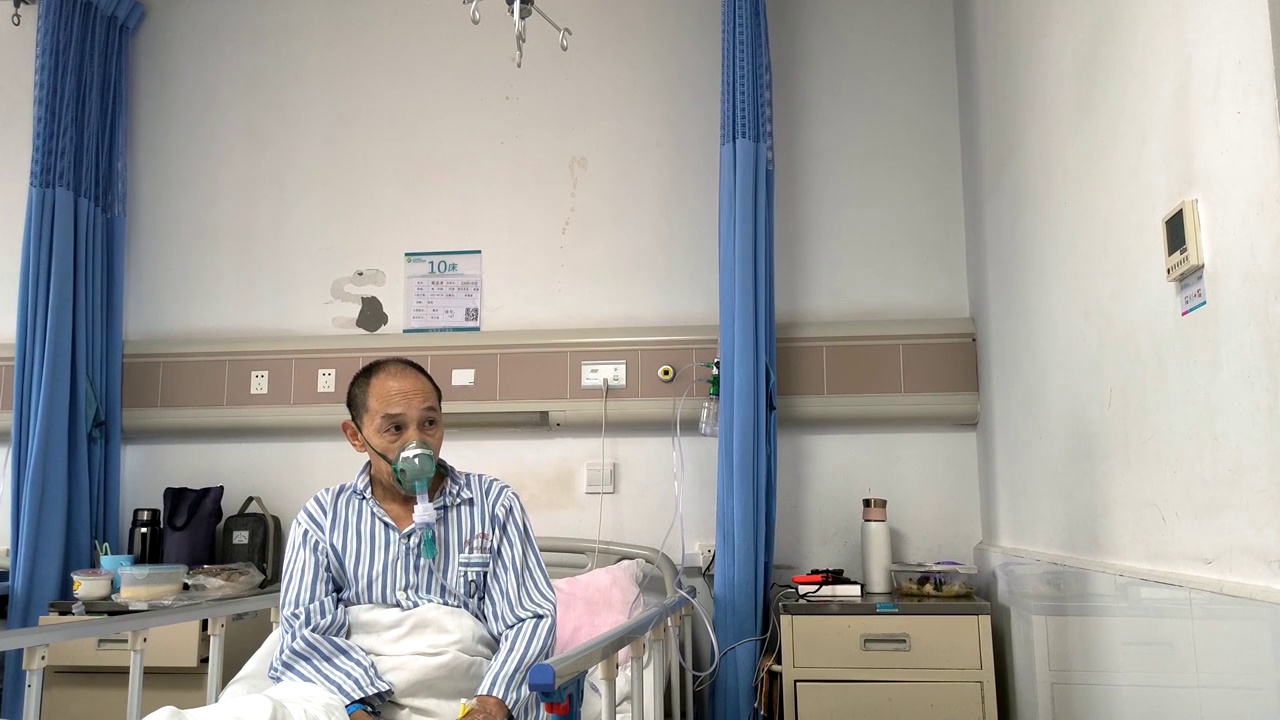 人像医疗：在病房病床上进行雾化治疗的老人视频素材