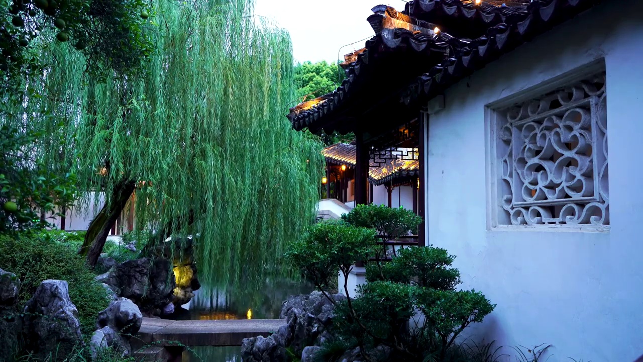 中国明代古典园林、“江南四大名园”之一，南京瞻园传统园林中式庭院的夜景风光视频素材