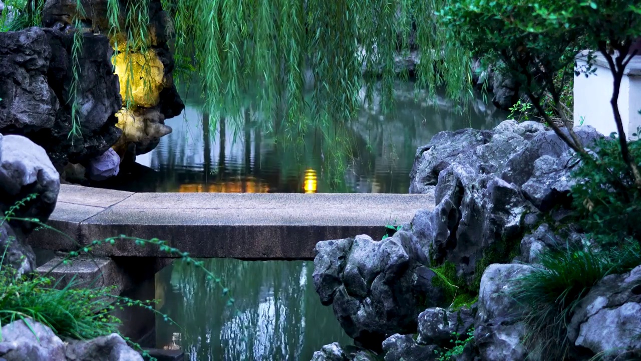 中国明代古典园林、“江南四大名园”之一，南京瞻园传统园林中式庭院的夜景风光视频下载