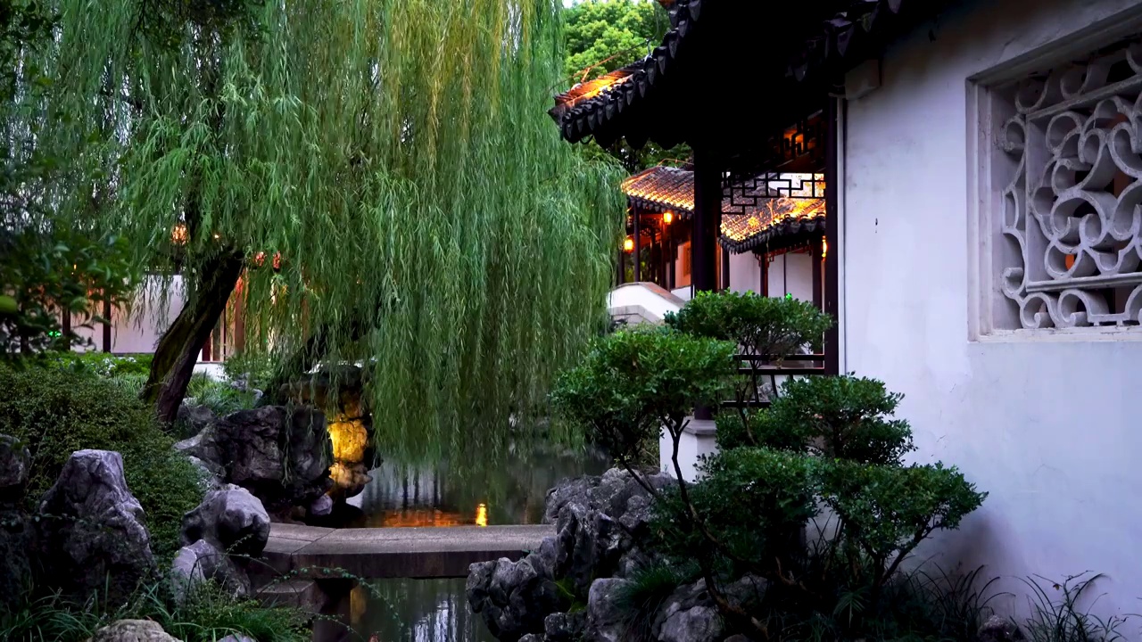 中国明代古典园林、“江南四大名园”之一，南京瞻园传统园林中式庭院的夜景风光视频素材