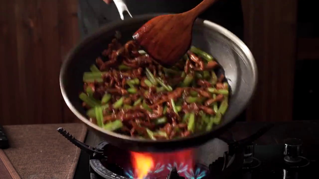 中国东北地方特色菜肴芹菜炒粉烹饪过程视频下载