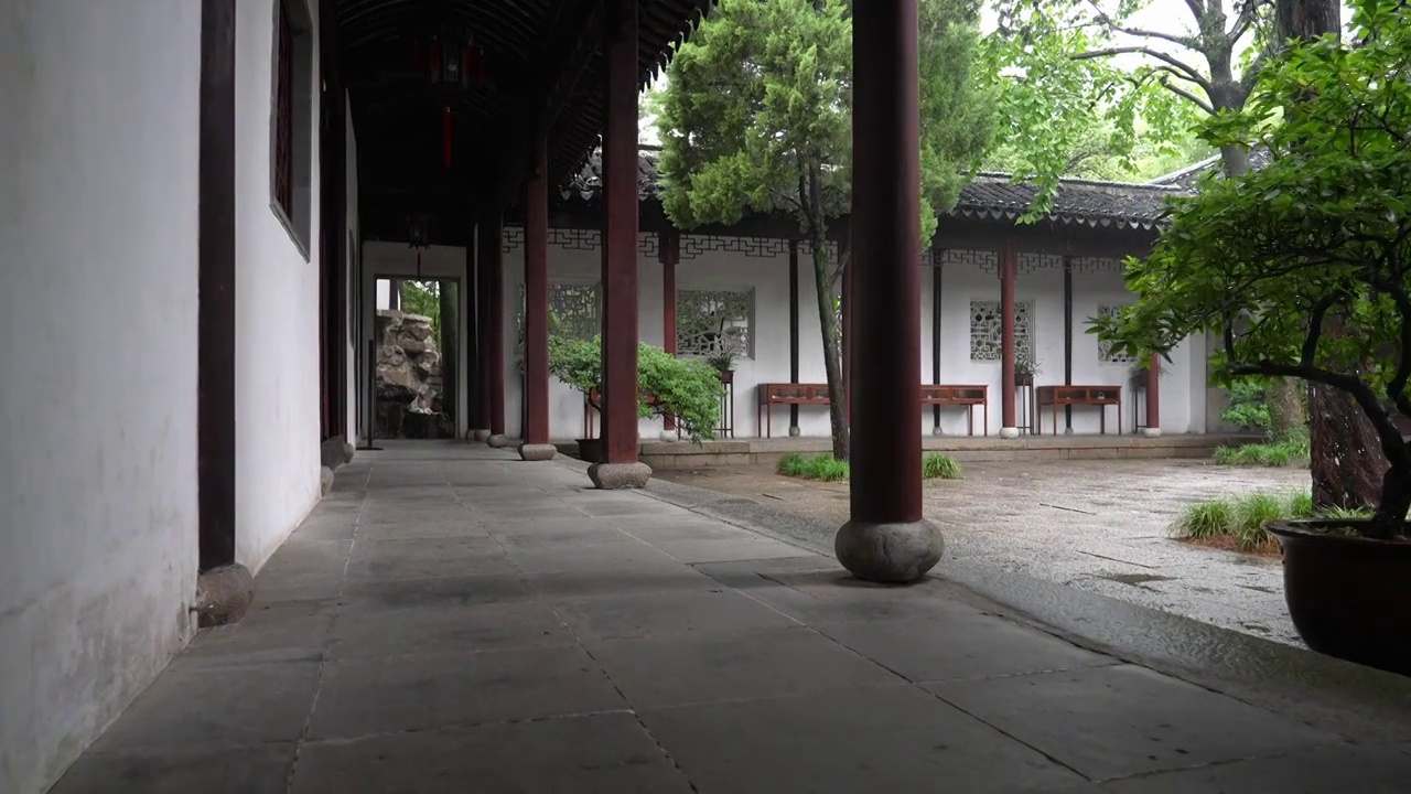 中国江南苏州园林公园沧浪亭，中式建筑传统文化走廊回廊，旅游旅行古典风格中国元素通道视频下载