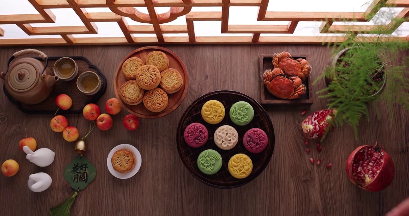 中秋节端上桌五颜六色的月饼和水果(选编)视频下载