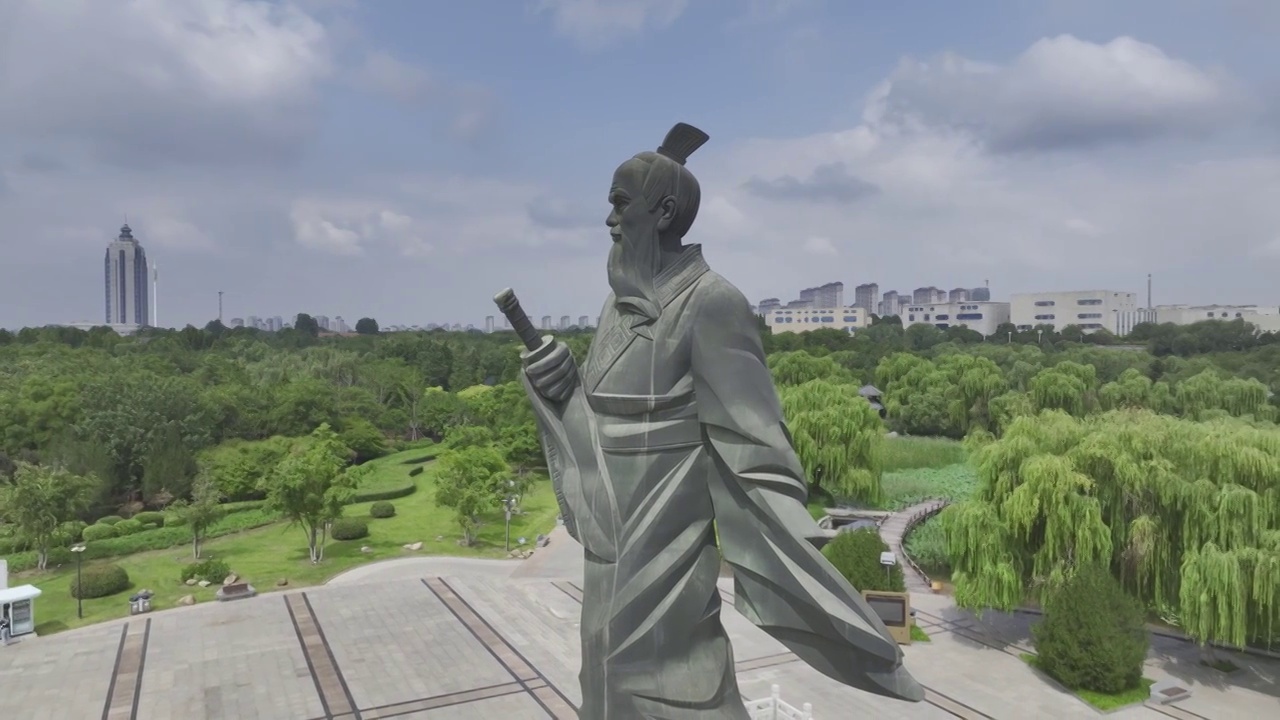 中国山东淄博市临淄区太公湖齐祖广场姜子牙雕塑航拍视频下载