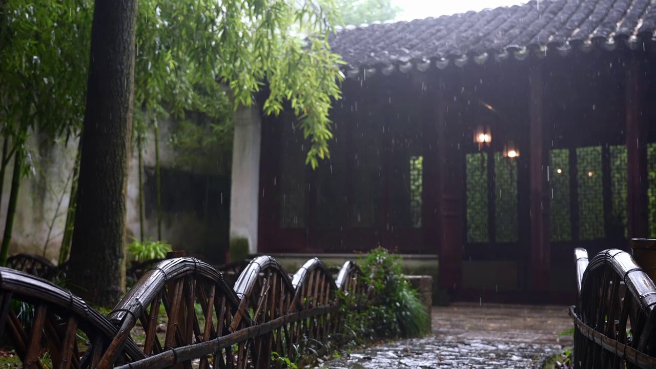 中国江南苏州园林公园竹林竹子中式建筑房屋傍晚下雨，自然风景背景宁静，中国元素传统文化诗意意境视频下载