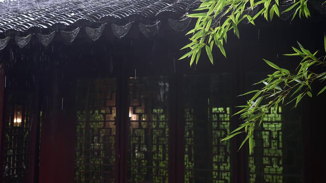 中国江南苏州园林公园沧浪亭，竹子绿叶中式建筑房屋傍晚下雨，自然风景背景宁静，中国元素传统文化诗意意境视频下载