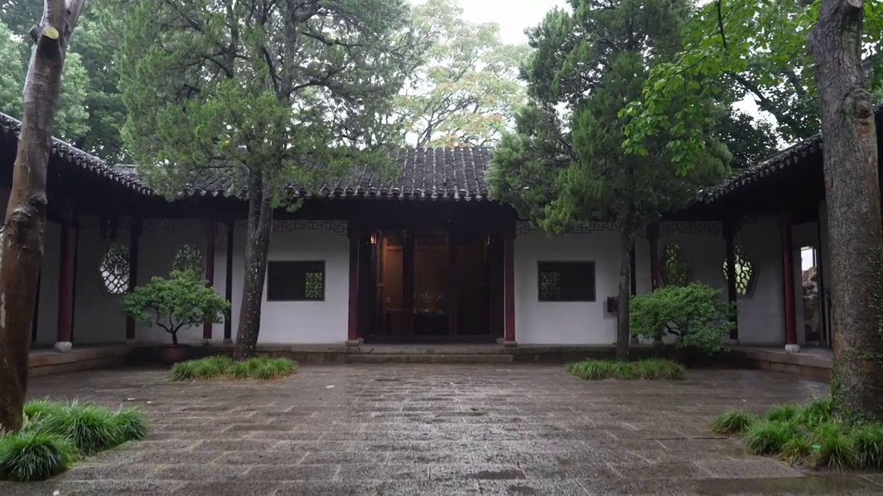 中国江南苏州园林中式建筑室内木制门，庭院绿植宁静生活方式，传统文化中国元素古典风格历史建筑视频下载