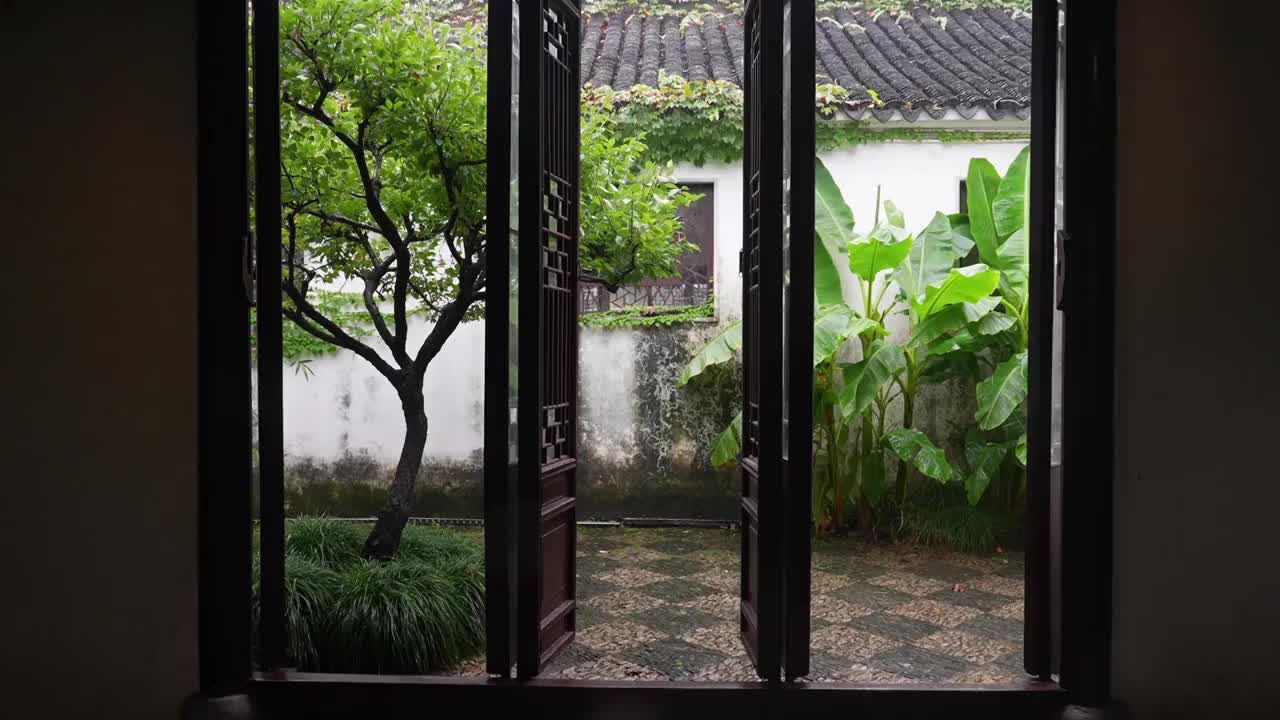 中国江南苏州园林中式建筑室内木制门，庭院绿植宁静生活方式，传统文化中国元素古典风格历史建筑视频下载
