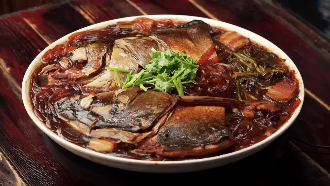 中国东北地方特色美食粉条炖鱼头烹饪过程视频下载