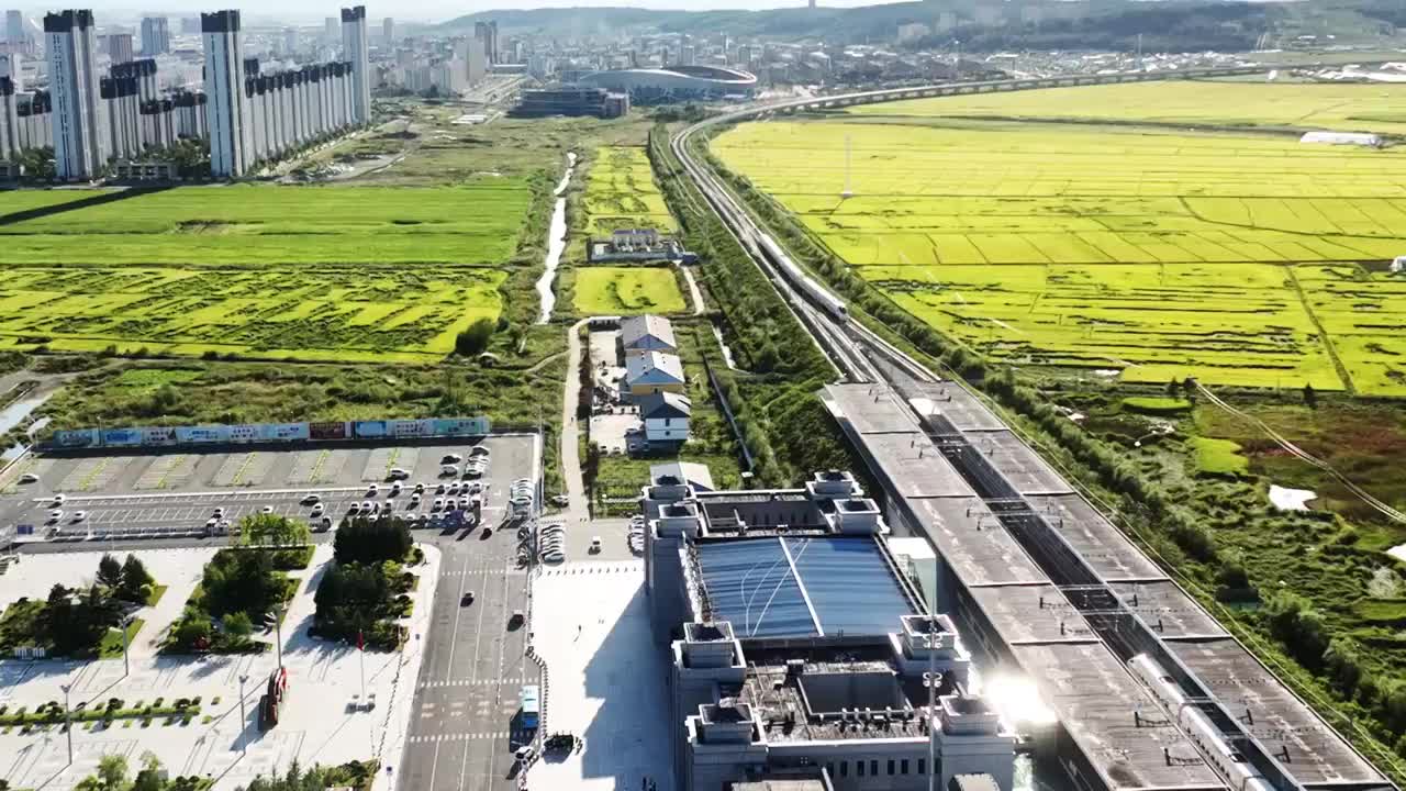 4k航拍高铁穿行在金色稻田视频下载