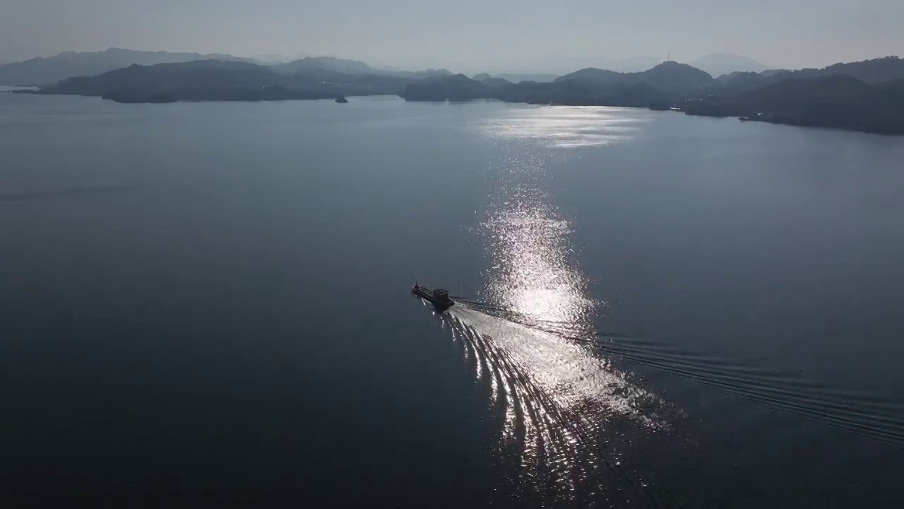 杭州千岛湖上的游船游艇渔船视频素材