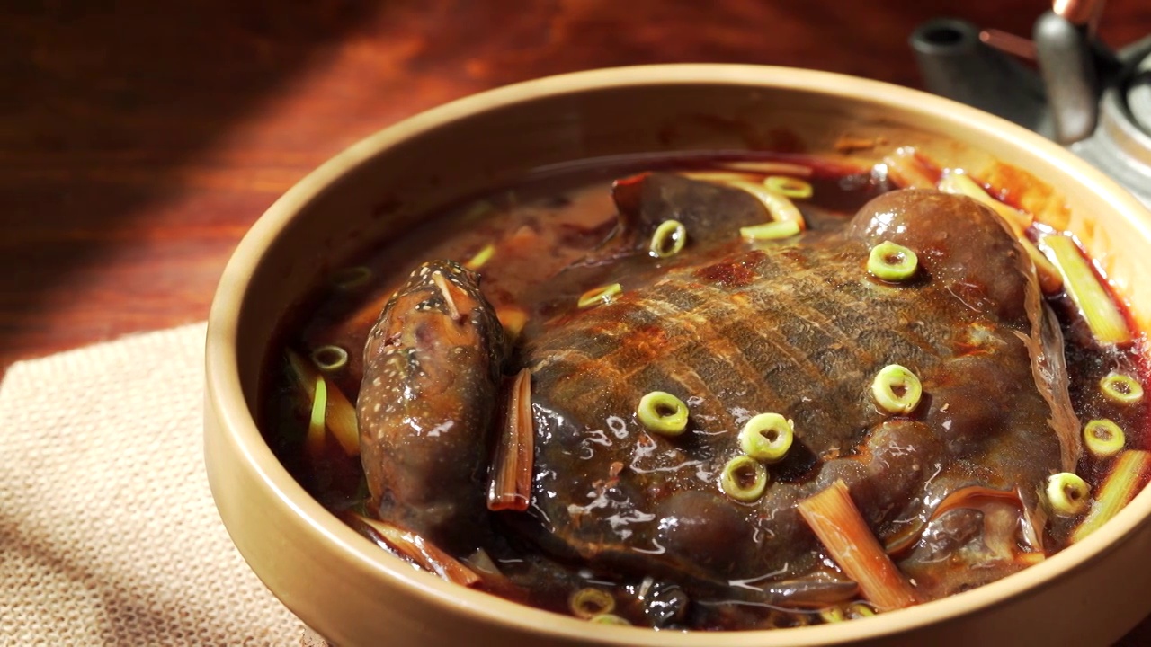 特色中华美食葱烧甲鱼视频素材