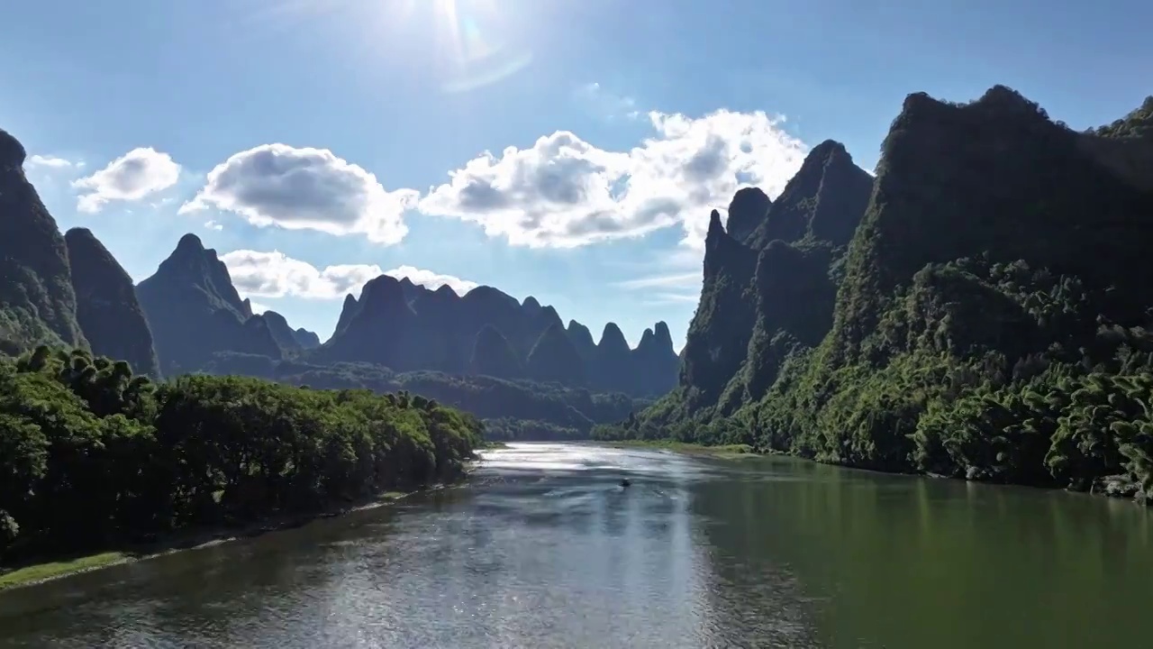 蓝天白云下的桂林山水视频素材