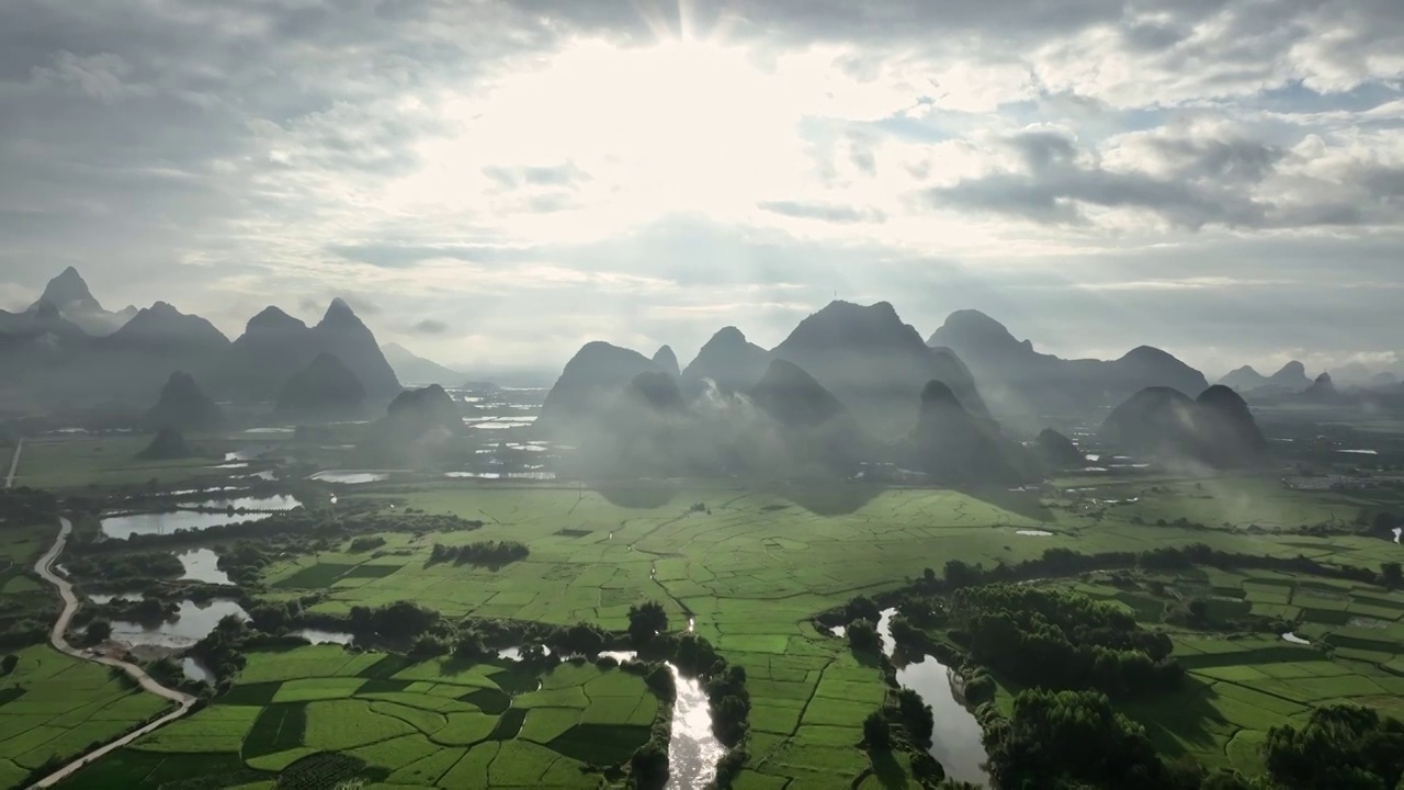 航拍秋天早晨日出阳光下桂林山边的稻田河流视频素材