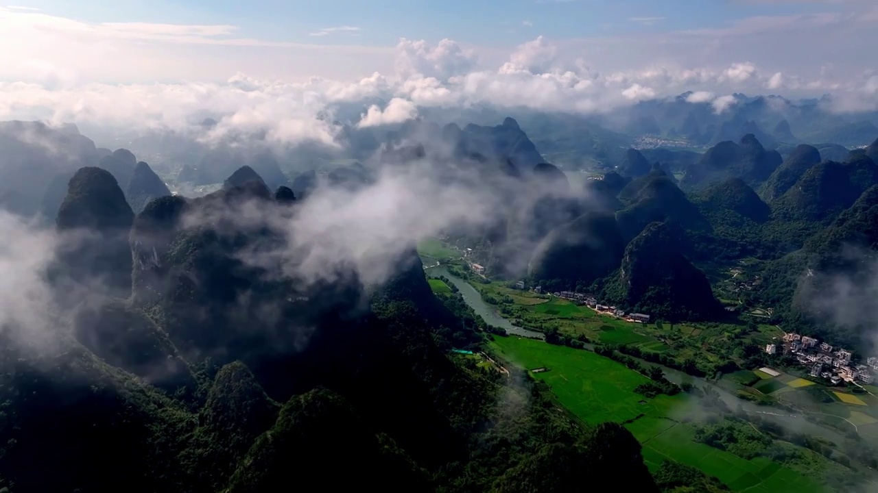 桂林山水喀斯特地貌云雾风光日出视频素材